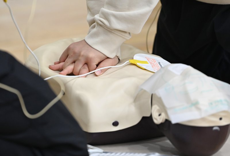 [수원=뉴시스] 김종택 기자 = 22일 경기 수원시 경기도인재개발원에서 열린 '제14회 경기도민 심폐소생술 경연대회'에 참가한 학생들이 상황극과 함께 심폐소생술을 시연하고 있다. 2025.04.22. jtk@newsis.com