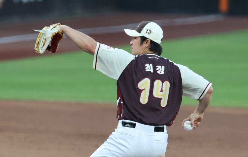 12일 오후 대전 한화생명볼파크에서 열린 '2025 신한 SOL Bank KBO 올스타전'에서 2회말 최정이 투수로 등판해 역투하고 있다. 2025.7.12/뉴스1 ⓒ News1 김기태 기자