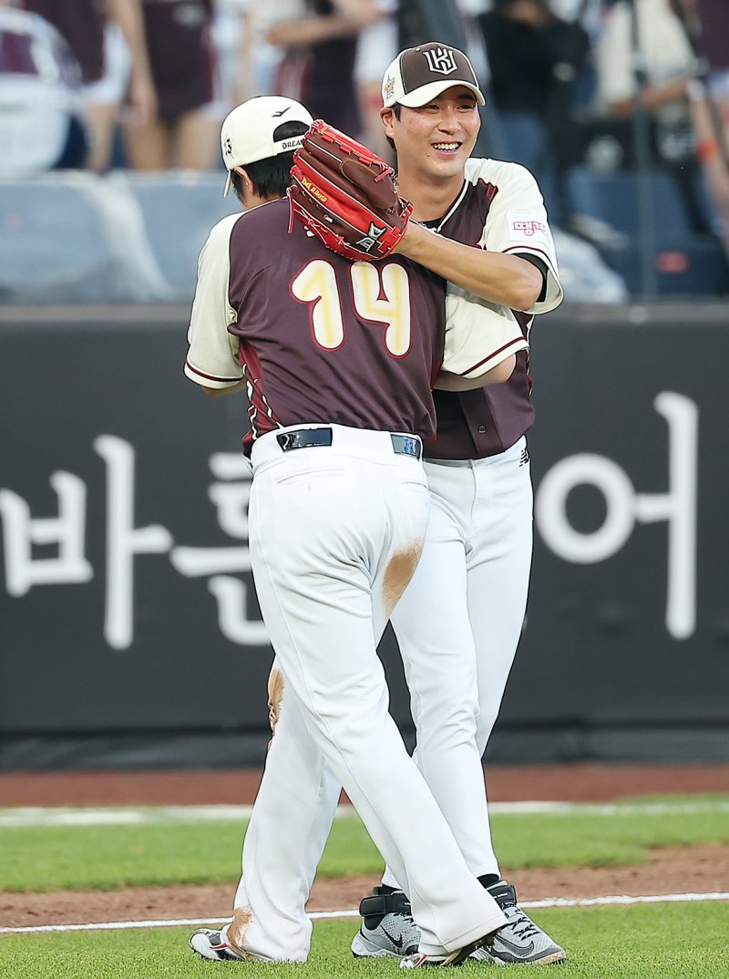 12일 대전 한화생명 볼파크에서 열린 ‘2025 신한 SOL뱅크 KBO 올스타전’에서 투수로 깜짝 등판한 돌직구벳이 이닝을 마친 뒤 우규민과 포옹을 하고 있다. 2025.7.12/뉴스1 ⓒ News1 김진환 기자