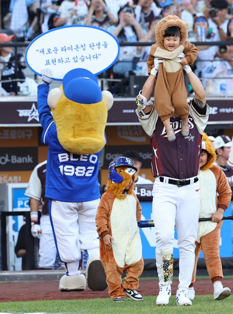 [대전=뉴시스] 최진석 기자 = 12일 대전 중구 대전한화생명볼파크에서 열린 2025 KBO리그 라이징슬롯 드림 올스타와 나눔 올스타의 경기. 2회말 1사 주자없는 상황 드림 류지혁(삼성)이 퍼포먼스를 하고 있다. 2025.07.12. myjs@newsis.com