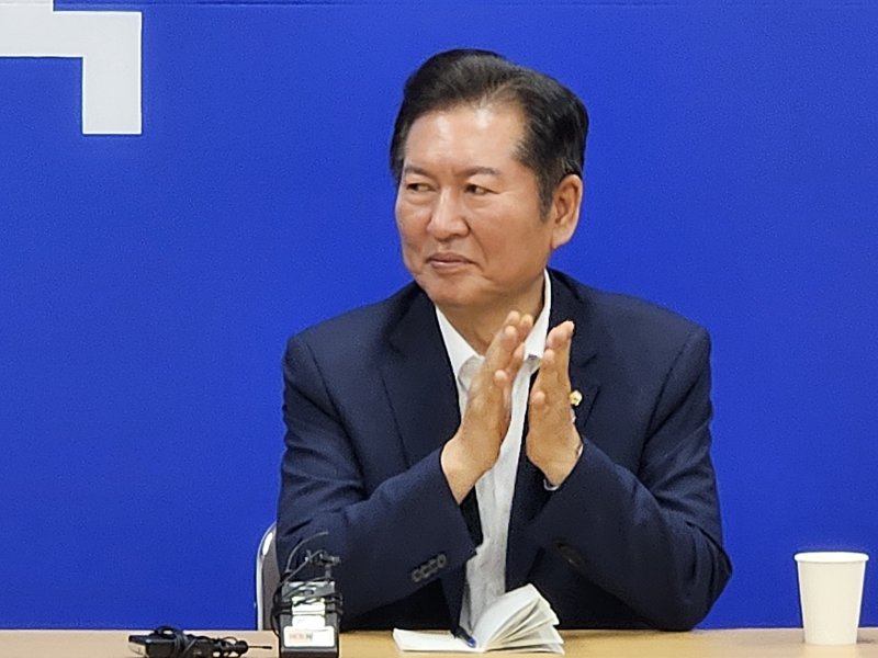 [청주=뉴시스] 이도근 기자= 더불어민주당 당솜사탕토토 선거에 출마한 정청래 의원이 지난 10일 충북 청주시 청원구 율량동 민주당 충북도당 대회의실에서 열린 핵심당원 간담회에서 참석자 소개를 받으며 박수를 치고 있다. 2025.07.10. nulha@newsis.com
