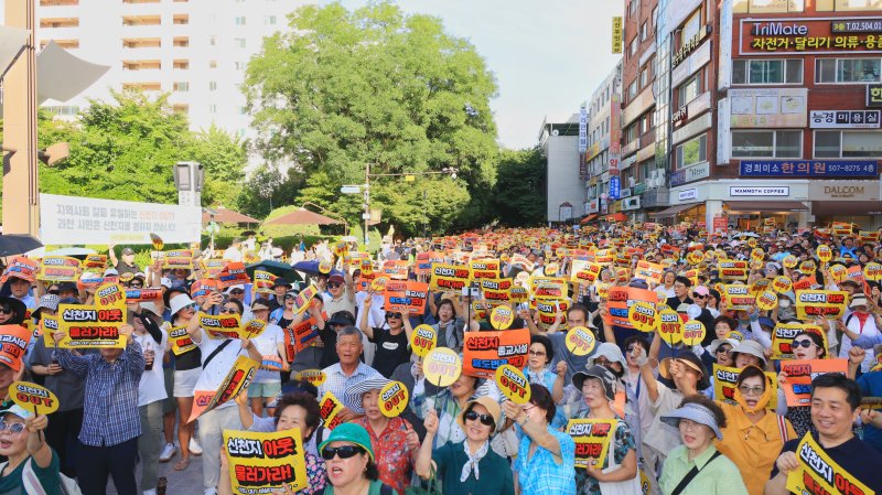 토르 토토OUT비상대책위원회(비대위)가 12일 과천시 별양동 소재 중앙공원 일대에서 '신천지 종교시설 용도변경 반대를 위한 과천 시민 총궐기 대회'를 가졌다.(독자제공)
