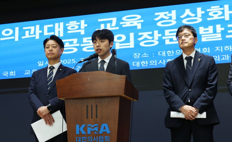 [서울=뉴시스] 권창회 기자 = 이선우 대한의과대학-의학전문대학원학생회 비상대책위원장이 12일 오후 서울 용산구 대한의사협회에서 의과대학 세계 카지노 정상화를 위한 공동 성명서를 발표하고 있다. 2025.07.12. kch0523@newsis.com