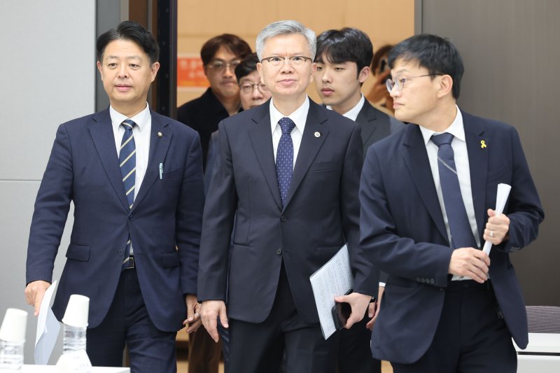 [서울=뉴시스] 권창회 기자 = 김영호 해외 바카라 사이트 교육위원장, 박주민 보건복지위원장, 김택우 대한의사협회장, 이선우 대한의과대학-의학전문대학원학생회 비상대책위원장이 12일 오후 서울 용산구 대한의사협회에서 의과대학 교육 정상화를 위한 공동 성명서를 발표하기 위해 이동하고 있다. 2025.07.12. kch0523@newsis.com