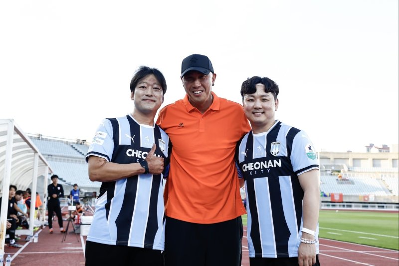 22년 만에 차두리 감독(가운데)을 만난 알파벳카지노시티FC명예선수 윤장호(왼쪽), 김민성씨(오른쪽).(알파벳카지노시티FC 제공. 재판매 및 DB금지)