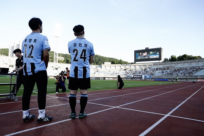 알파벳카지노시티FC명예선수로 위촉된 윤장호, 김민성 씨가 그라운드에 서 있다. (알파벳카지노시티FC제공. 재판매 및 DB금지)