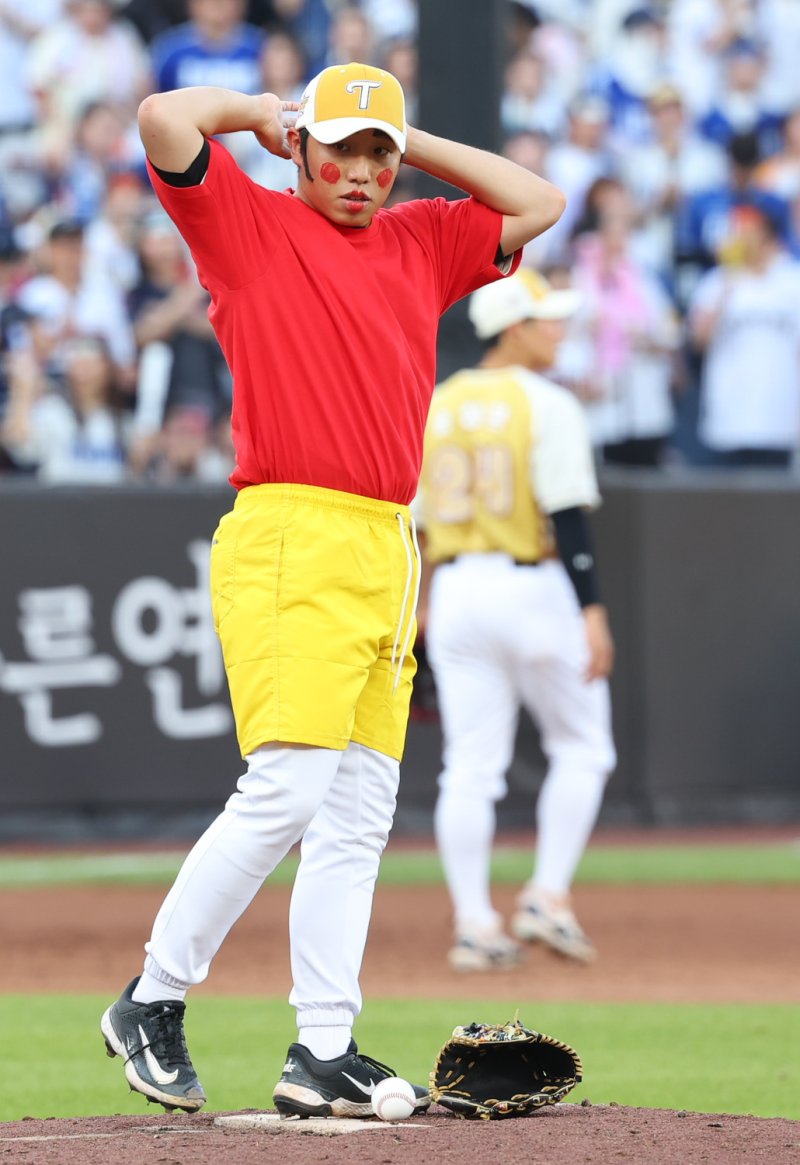 [고니카지노=뉴시스] 최진석 기자 = 12일 고니카지노 중구 고니카지노한화생명볼파크에서 열린 2025 KBO리그 올스타전 드림 올스타와 나눔 올스타의 경기. 2회초 나눔 박명근(LG)이 코스프레를 하고 있다. 2025.07.12. myjs@newsis.com
