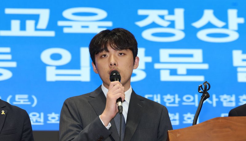 [서울=뉴시스] 권창회 기자 = 이선우 대한의과대학-의학전문대학원카지노 용어회 비상대책위원장이 12일 오후 서울 용산구 대한의사협회에서 의과대학 교육 정상화를 위한 공동 입장 발표를 한 뒤 취재진 질의에 답하고 있다. 2025.07.12. kch0523@newsis.com