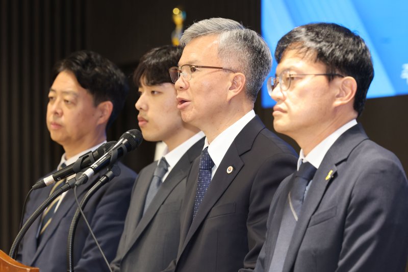 [서울=프리미어카지노] 권창회 기자 = 김택우 대한의사협회장이 12일 오후 서울 용산구 대한의사협회에서 의과대학 교육 정상화를 위한 공동 입장 발표를 하고 있다. 2025.07.12. kch0523@newsis.com