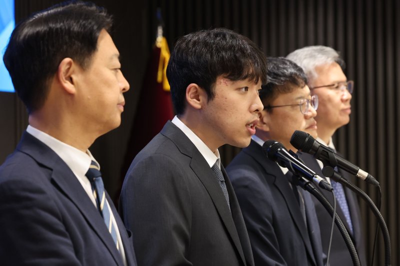 [서울=프리미어카지노] 권창회 기자 = 이선우 대한의과대학-의학전문대학원학생회 비상대책위원장이 12일 오후 서울 용산구 대한의사협회에서 의과대학 교육 정상화를 위한 공동 입장 발표를 하고 있다. 2025.07.12. kch0523@newsis.com