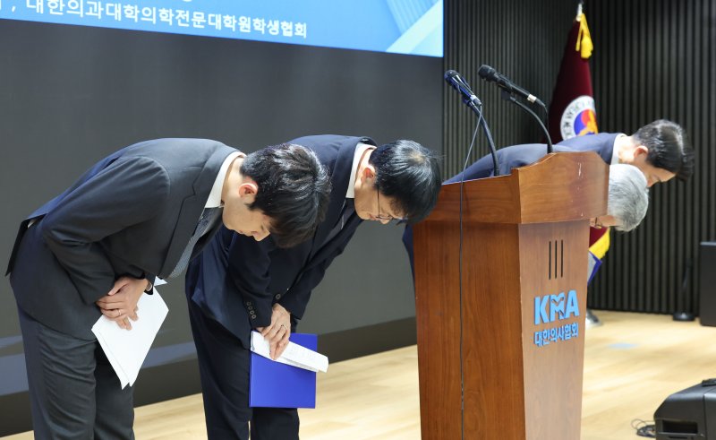 [서울=프리미어카지노] 권창회 기자 = 김영호 국회 교육위원장, 박주민 보건복지위원장, 김택우 대한의사협회장, 이선우 대한의과대학-의학전문대학원학생회 비상대책위원장이 12일 오후 서울 용산구 대한의사협회에서 의과대학 교육 정상화를 위한 공동 입장 발표를 마치고 인사하고 있다. 2025.07.12. kch0523@newsis.com