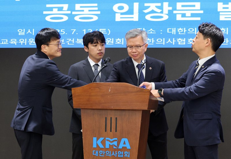 박주민 보건복지위원장(왼쪽부터), 이선우 대한의과대학·의학전문대학원학생회 비상대책위원장, 김영호 국회 교육위원장, 김택우 대한의사협회장이 12일 오후 서울 용산구 대한의사협회에서 의과대학 교육 정상화를 위한 공동 성명서를 발표한 후 대화하고 있다. 2025.7.12/블랙잭 용어1 ⓒ News1 신웅수 기자