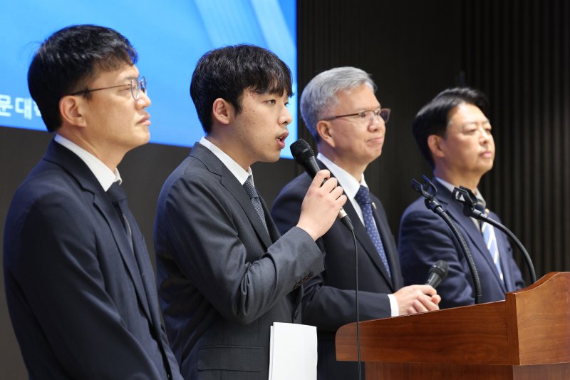 박주민 극회 보건복지위원장(왼쪽부터), 이선우 대한의과대학·의학전문대학원학생회 비상대책위원장, 김택우 대한의사협회장, 김영호 교육위원장이 12일 오후 서울 용산구 대한의사협회에서 의과대학 교육 정상화를 위한 공동 성명서를 발표하고 있다. 2025.7.12/블랙잭 용어1 ⓒ News1 신웅수 기자