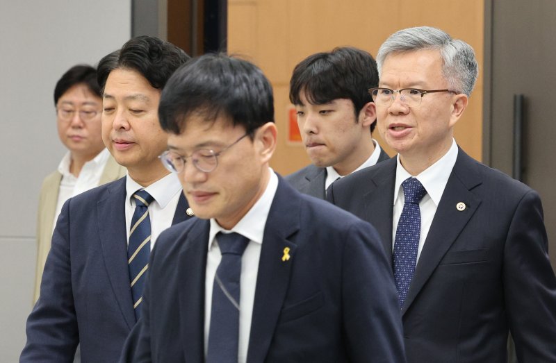 김영호 국회 교육위원장(왼쪽부터), 박주민 보건복지위원장, 이선우 대한의과대학·의학전문대학원학생회 비상대책위원장, 김택우 대한의사협회장이 12일 오후 서울 용산구 대한의사협회에서 의과대학 교육 정상화를 위한 공동 성명서를 발표하기 위해 브리핑룸으로 입장하고 있다. 2025.7.12/블랙잭 용어1 ⓒ News1 신웅수 기자