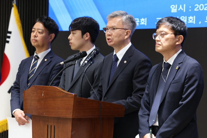 김영호 국회 교육위원장(왼쪽부터), 이선우 대한의과대학·의학전문대학원학생회 비상대책위원장, 김택우 대한의사협회장, 박주민 보건복지위원장이 12일 오후 서울 용산구 대한의사협회에서 의과대학 교육 정상화를 위한 공동 성명서를 발표하고 있다. 2025.7.12/블랙잭 용어1 ⓒ News1 신웅수 기자
