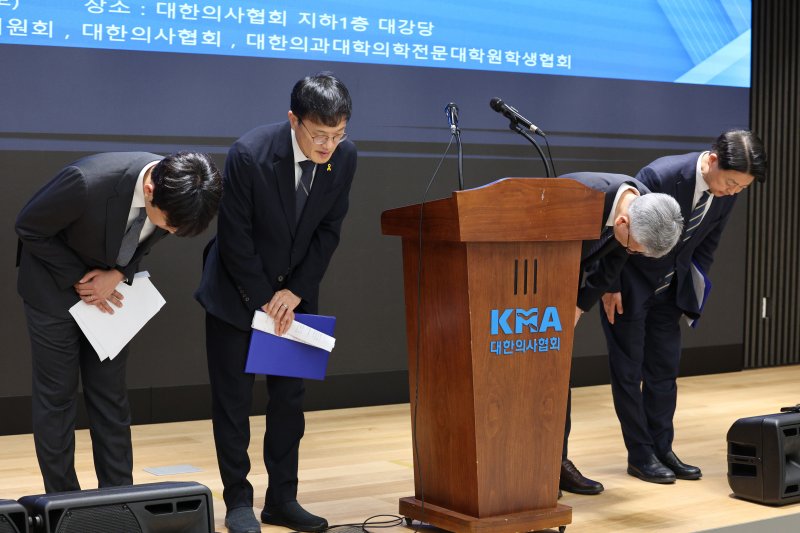 이선우 대한의과대학·의학전문대학원학생회 비상대책위원장(왼쪽부터), 박주민 보건복지위원장, 김택우 대한의사협회장, 김영호 국회 교육위원장이 12일 오후 서울 용산구 대한의사협회에서 의과대학 교육 정상화를 위한 공동 성명서를 발표한 후 인사하고 있다. 2025.7.12/블랙잭 용어1 ⓒ News1 신웅수 기자