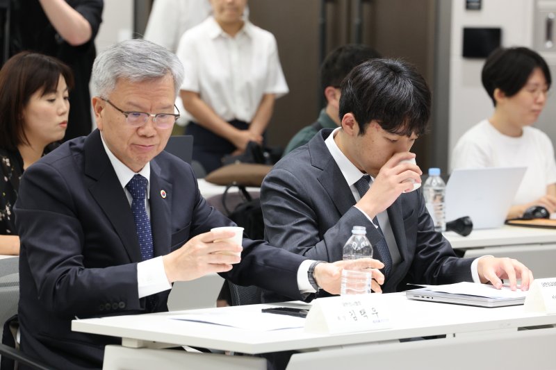 김택우 대한의사협회장(왼쪽)과 이선우 대한의과대학·의학전문대학원학생회 비상대책위원장이 12일 오후 서울 용산구 대한의사협회에서 의과대학 교육 정상화를 위한 공동 성명서 발표에 앞서 목을 축이고 있다. 2025.7.12/블랙잭 용어1 ⓒ News1 신웅수 기자