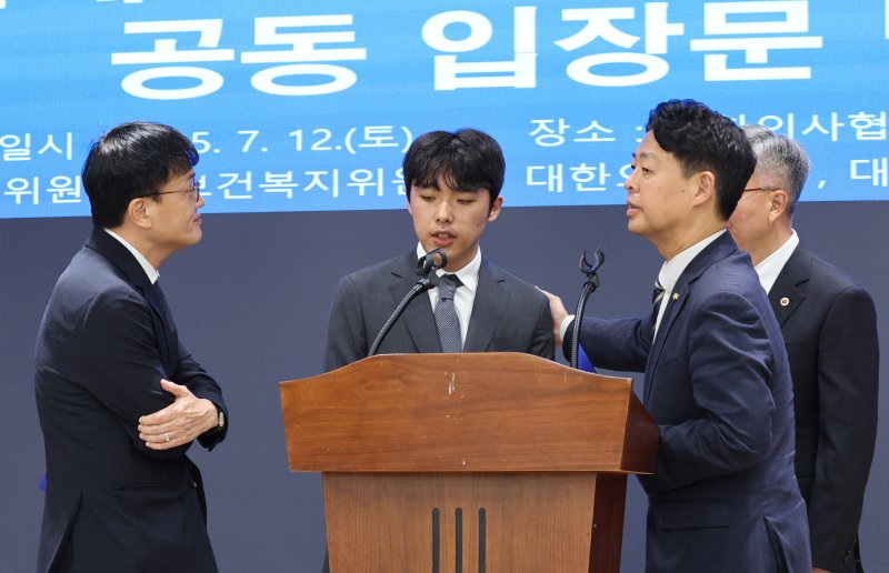 박주민 보건복지위원장(왼쪽부터), 이선우 대한의과대학·의학전문대학원학생회 비상대책위원장, 김영호 국회 교육위원장, 김택우 대한의사협회장이 12일 오후 서울 용산구 대한의사협회에서 의과대학 교육 정상화를 위한 공동 성명서를 발표한 후 대화하고 있다. 2025.7.12/블랙잭 용어1 ⓒ News1 신웅수 기자