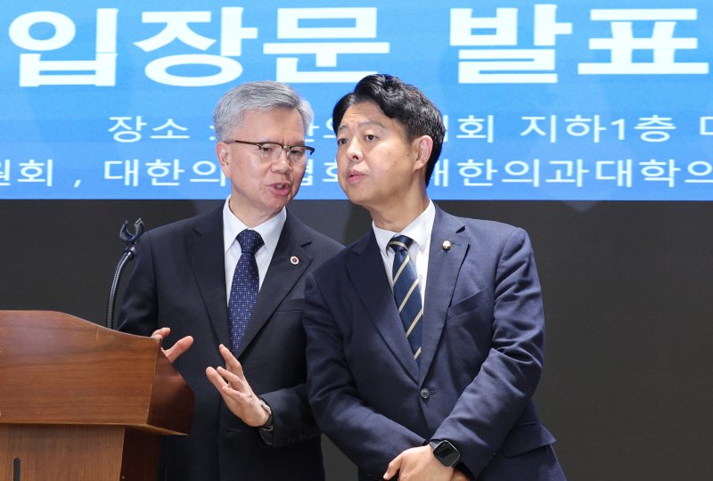 김택우 대한의사협회장(왼쪽)과 김영호 교육위원장이 12일 오후 서울 용산구 대한의사협회에서 의과대학 교육 정상화를 위한 공동 성명서 발표에서 대화하고 있다. 2025.7.12/블랙잭 용어1 ⓒ News1 신웅수 기자