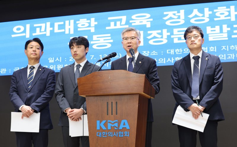 김영호 국회 교육위원장(왼쪽부터), 이선우 대한의과대학·의학전문대학원학생회 비상대책위원장, 김택우 대한의사협회장, 박주민 보건복지위원장이 12일 오후 서울 용산구 대한의사협회에서 의과대학 교육 정상화를 위한 공동 성명서를 발표하고 있다. 2025.7.12/블랙잭 용어1 ⓒ News1 신웅수 기자