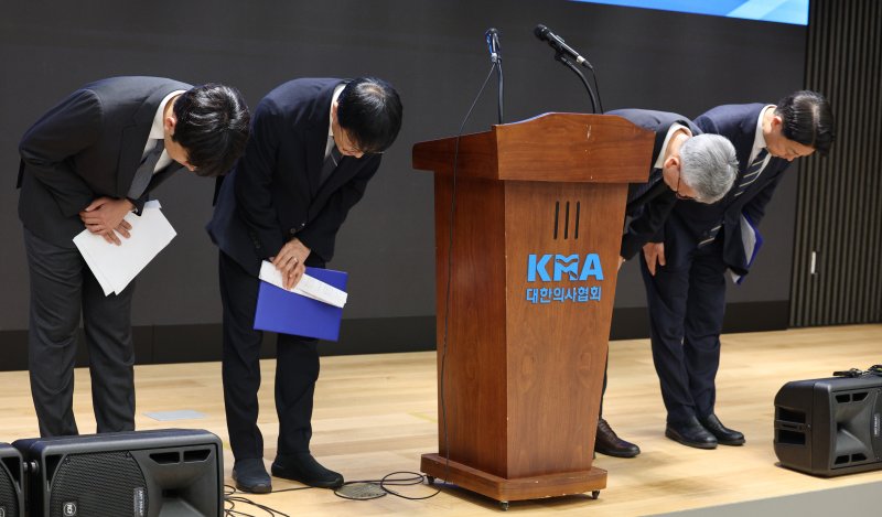 이선우 대한의과대학·의학전문대학원학생회 비상대책위원장(왼쪽부터), 박주민 보건복지위원장, 김택우 대한의사협회장, 김영호 국회 교육위원장이 12일 오후 서울 용산구 대한의사협회에서 의과대학 교육 정상화를 위한 공동 성명서를 발표한 후 인사하고 있다. 2025.7.12/블랙잭 용어1 ⓒ News1 신웅수 기자