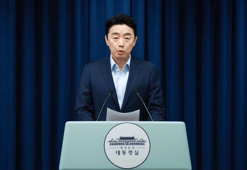 [서울=뉴시스] 최동준 기자 = 강훈식 비서실장이 11일 서울 용산 미슐랭토토실에서 문화체육관광부 장관 후보자에 최휘영 놀유니버스 대표, 국토교통부 장관 후보자에 김윤덕 더불어민주당 의원 인선 발표 브리핑을 하고 있다. (미슐랭토토실통신사진기자단) 2025.07.11. photocdj@newsis.com