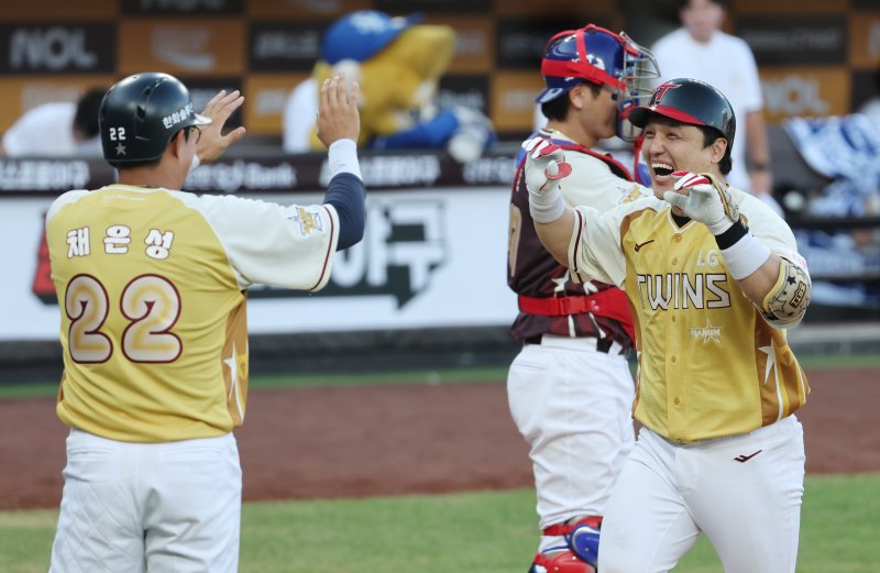 12일 대전 한화생명 볼파크에서 열린 ‘2025 신한 SOL뱅크 KBO 바카라 토토 사이트전’에서 LG 박동원이 1회말 2사 2루 상황에서 투런 홈런을 친 뒤 채은성과 하이파이브를 하고 있다 2025.7.12/뉴스1 ⓒ News1 김기태 기자