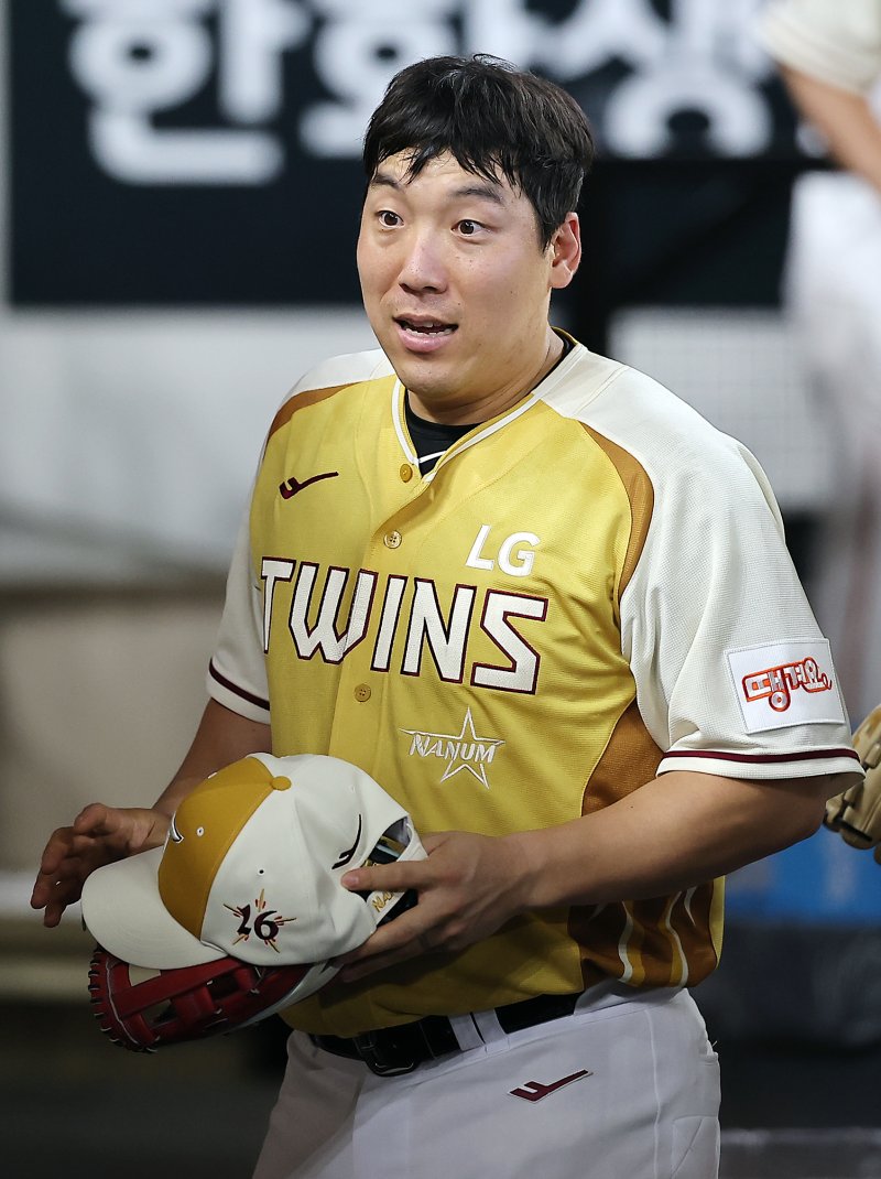 12일 대전 한화생명 볼파크에서 열린 ‘2025 신한 SOL뱅크 KBO 바카라 토토 사이트전’에서 LG 김현수가 수비를 마친 뒤 더그아웃으로 향하고 있다. 이날 6회말 대타로 출전한 김현수는 14년 연속 바카라 토토 사이트전 출전 기록을 세우며 종전 양준혁이 세웠던 13회 연속 기록을 넘어섰다. 2025.7.12/뉴스1 ⓒ News1 김진환 기자