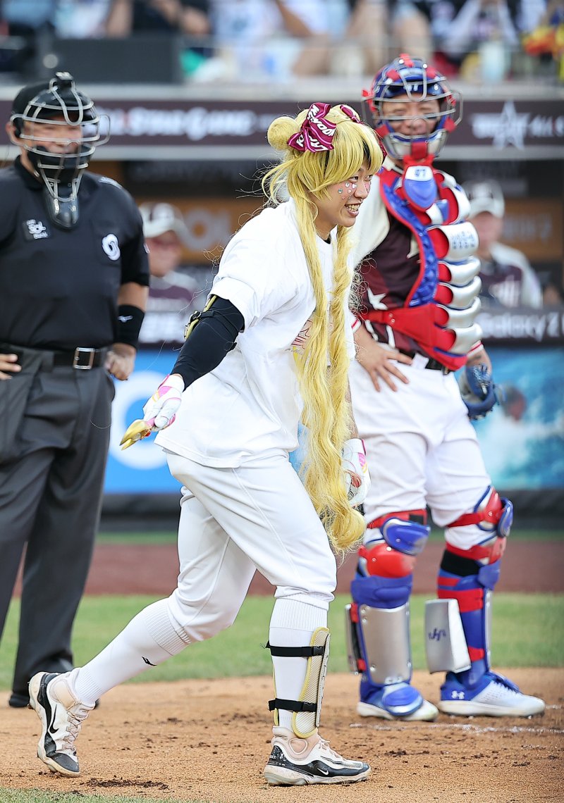 12일 대전 한화생명 볼파크에서 열린 ‘2025 신한 SOL뱅크 KBO 바카라 토토 사이트전’에서 키움 송성문이 퍼포먼스를 하고 있다. 2025.7.12/뉴스1 ⓒ News1 김진환 기자