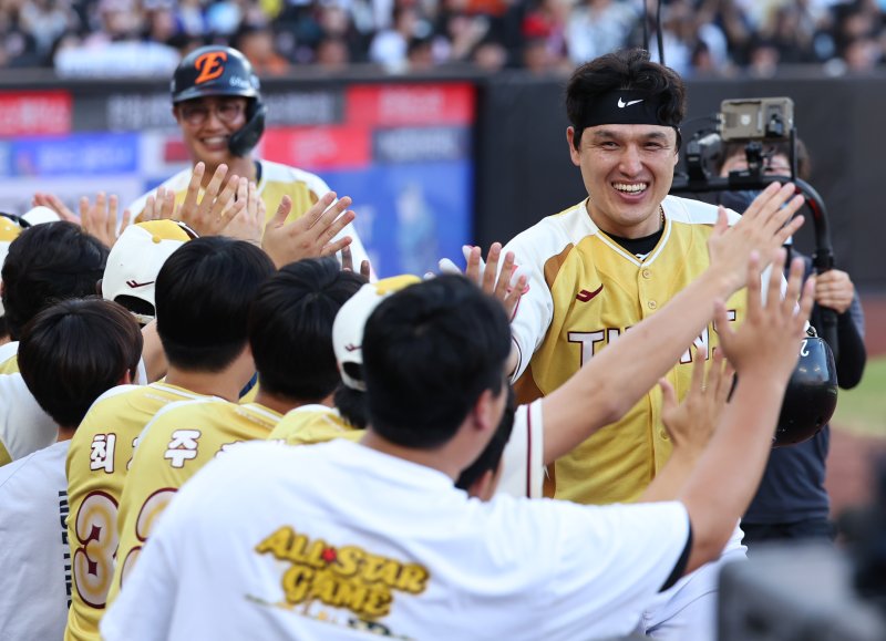 [대전=뉴시스] 최진석 기자 = 12일 대전 중구 대전한화생명볼파크에서 열린 2025 KBO리그 세계 카지노전 드림 세계 카지노와 나눔 세계 카지노의 경기. 1회말 1사 2루 상황 나눔 박동원(LG)이 투런포를 치고 득점 후 기뻐하고 있다. 2025.07.12. myjs@newsis.com