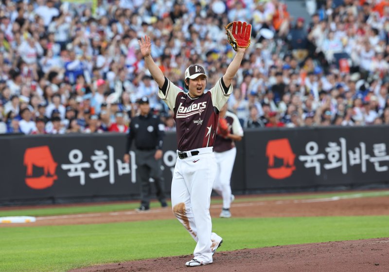 [대전=뉴시스] 최진석 기자 = 12일 대전 중구 대전한화생명볼파크에서 열린 2025 KBO리그 세계 카지노전 드림 세계 카지노와 나눔 세계 카지노의 경기. 2회말 2사 1,2루 상황 드림 최정(SSG)이 나눔 이주형(키움)을 잡아낸 뒤 기뻐하고 있다. 2025.07.12. myjs@newsis.com