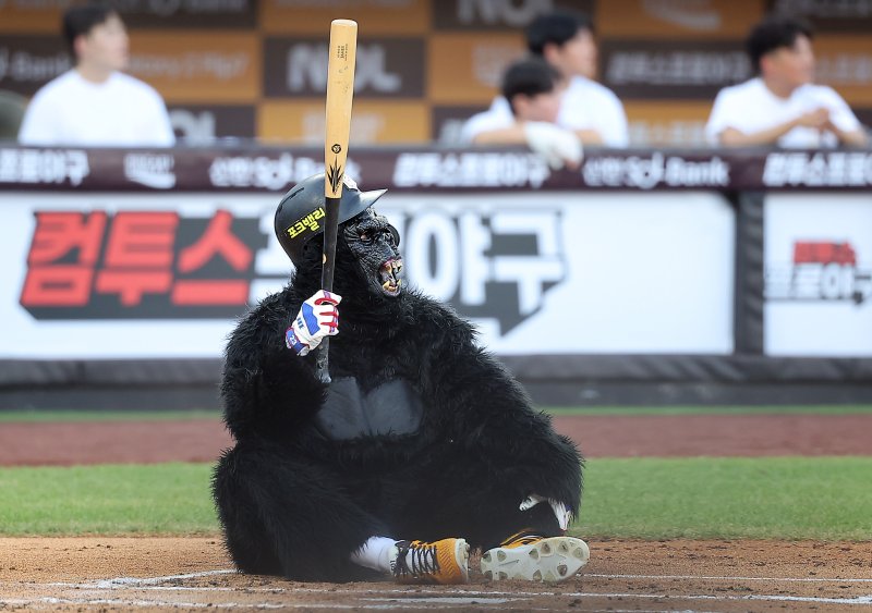 12일 대전 한화생명 볼파크에서 열린 ‘2025 신한 SOL뱅크 KBO 올올림피아토토전’에서 kt 안현민이 고릴라 퍼포먼스를 펼치고 있다. 2025.7.12/뉴스1 ⓒ News1 김진환 기자