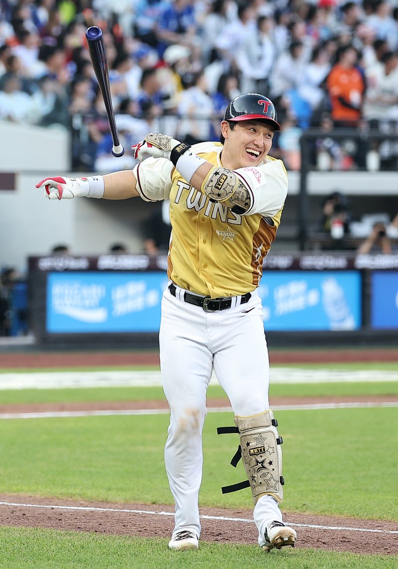 12일 대전 한화생명 볼파크에서 열린 ‘2025 신한 SOL뱅크 KBO 메이저카지노사이트전’에서 LG 박동원이 1회말 2사 2루 상황에서 투런 홈런을 친 뒤 환호하고 있다. 2025.7.12/뉴스1 ⓒ News1 김진환 기자