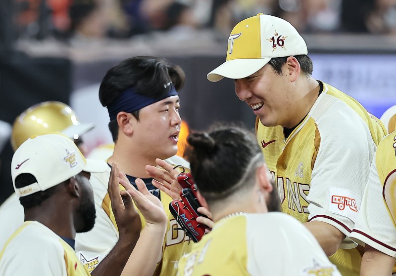 12일 대전 한화생명 볼파크에서 열린 ‘2025 신한 SOL뱅크 KBO 메이저카지노사이트전’에서 LG 김현수가 수비를 마친 뒤 더그아웃에서 동료들과 하이파이브를 하고 있다. 이날 6회말 대타로 출전한 김현수는 14년 연속 메이저카지노사이트전 출전 기록을 세우며 종전 양준혁이 세웠던 13회 연속 기록을 넘어섰다. 2025.7.12/뉴스1 ⓒ News1 김진환 기자