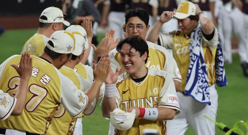 12일 오후 대전 한화생명볼파크에서 열린 '2025 신한 SOL Bank KBO 올스타전'에서 승리한 나눔팀 선수들이 자축하고 있다. 2025.7.12/뉴스1 ⓒ News1 김기태 기자