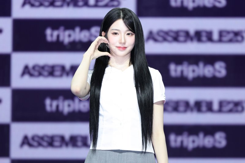 [서울=뉴시스] 황준선 기자 = 걸그룹 트리플에스(tripleS)의 토토 바카라 사이트가 12일 오후 서울 용산구 블루스퀘어에서 열린 정규 2집 어셈블25(ASSEMBLE25) 발매 쇼케이스에서 포즈를 취하고 있다. 국내 최다 인원 걸그룹인 트리플에스의 정규 2집 어셈블25(ASSEMBLE25)에는 10개 트랙이 수록됐으며 타이틀곡 '깨어(Are You Alive)'는 얼터너티브 댄스 장르로 키치한 후크와 24인 멤버들의 다양한 색깔을 담아내는 구성이 감상 포인트다. 2025.05.12. hwang@newsis.com