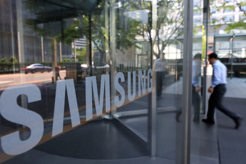 삼성전자가 지난 2·4분기 영업이익 4조 6,000억 원을 잠정 기록해 전년 동기 대비 55.9% 하락했다고 공시한 지난 8일 서울 서초구 삼성전자 서초사옥으로 직원 등이 오가고 있다. 뉴스1