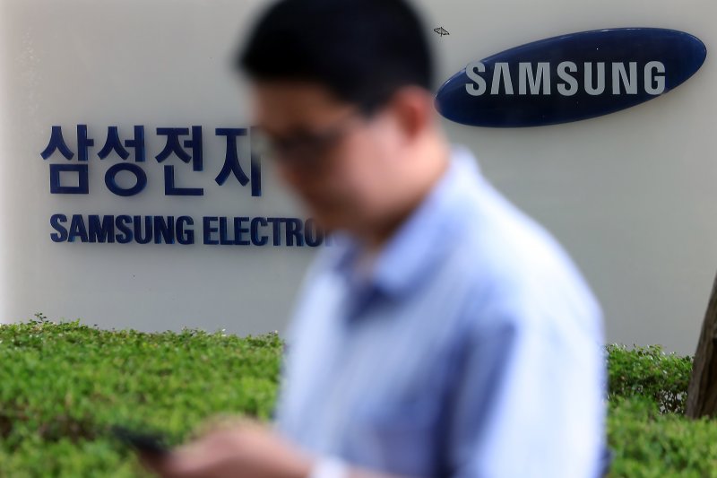 삼성전자(005930)가 올해 2분기 영업이익 4조 6,000억 원을 잠정 기록해 전년 동기 대비 55.9% 하락했다고 공시한 8일 서울 서초구 삼성전자 서초사옥으로 직원 등이 오가고 있다. 2025.7.8/뉴스1 ⓒ News1 박정호 기자