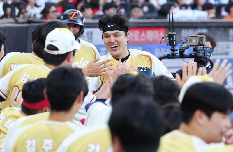 [대전=뉴시스] 최진석 기자 = 12일 대전 중구 대전한화생명볼파크에서 열린 2025 KBO리그 베네치아 카지노전 드림 베네치아 카지노와 나눔 베네치아 카지노의 경기. 1회말 1사 2루 상황 나눔 박동원(LG)이 투런포를 치고 득점 후 기뻐하고 있다. 2025.07.12. myjs@newsis.com