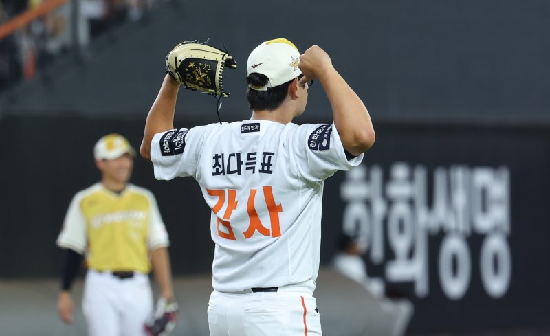 [대전=뉴시스] 최진석 기자 = 12일 대전 중구 대전한화생명볼파크에서 열린 2025 KBO리그 베네치아 카지노전 드림 베네치아 카지노와 나눔 베네치아 카지노의 경기. 9회초 나눔 김서현이 등판하며 베네치아 카지노 최다득표 감사 인사를 하고 있다. 2025.07.12. myjs@newsis.com