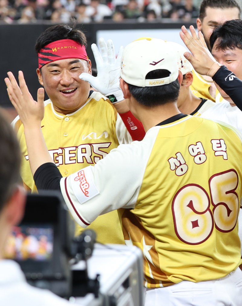 [대전=뉴시스] 최진석 기자 = 12일 대전 중구 대전한화생명볼파크에서 열린 2025 KBO리그 베네치아 카지노전 드림 베네치아 카지노와 나눔 베네치아 카지노의 경기. 8회말 1사 나눔 김태군(KIA)이 홈런을 치고 득점 뒤 동료들과 기뻐하고 있다. 2025.07.12. myjs@newsis.com