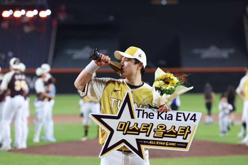 [대전=뉴시스] 최진석 기자 = 12일 대전 중구 대전한화생명볼파크에서 열린 2025 KBO리그 베네치아 카지노전 드림 베네치아 카지노와 나눔 베네치아 카지노의 경기를 마치고 MVP를 받은 박동원이 기념촬영을 하고 있다. 2025.07.12. myjs@newsis.com