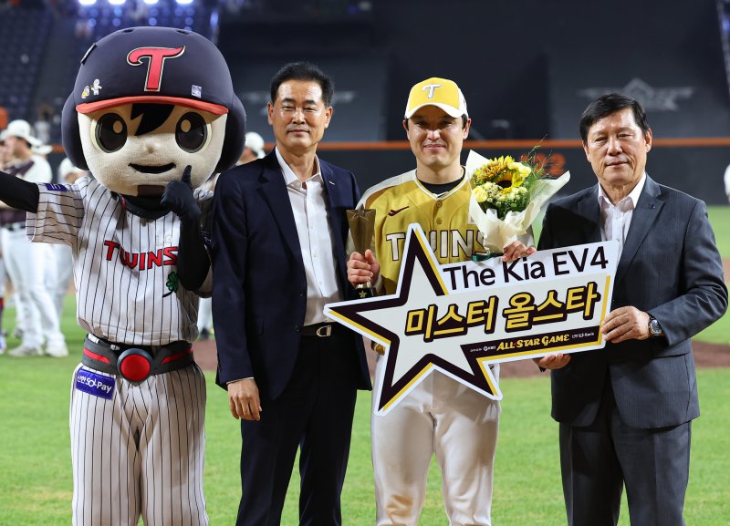 [대전=뉴시스] 최진석 기자 = 12일 대전 중구 대전한화생명볼파크에서 열린 2025 KBO리그 꽁 머니 카지노 3 만 드림 올스타와 나눔 올스타의 경기를 마치고 MVP를 받은 박동원이 수상 후 허구연 KBO 총재와 기념촬영을 하고 있다. 2025.07.12. myjs@newsis.com