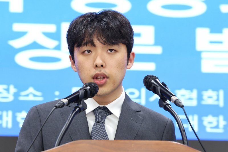 이선우 대한의과대학·의학전문대학원학생회 비상대책위원장이 12일 오후 서울 용산구 대한의사협회에서 의과대학 게임룸 토토 정상화를 위한 공동 성명서를 발표하고 있다. 2025.7.12/뉴스1 ⓒ News1 신웅수 기자
