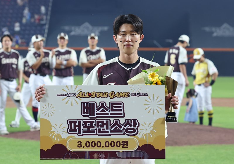 [대전=뉴시스] 최진석 기자 = 12일 대전 중구 대전한화생명볼파크에서 열린 2025 KBO리그 올꽁 머니 카지노전 드림 올꽁 머니 카지노와 나눔 올꽁 머니 카지노의 경기에서 베스트 퍼포먼스상을 수상한 드림 전민재(롯데)가 기념촬영하고 있다. 2025.07.12. myjs@newsis.com