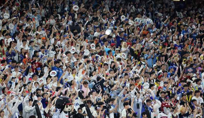 12일 오후 대전 한화생명볼파크바카라 전략 열린 '2025 신한 SOL Bank KBO 올스타전'에서 야구팬들이 열띤 응원을 펼치고 있다. 2025.7.12/뉴스1 ⓒ News1 김기태 기자