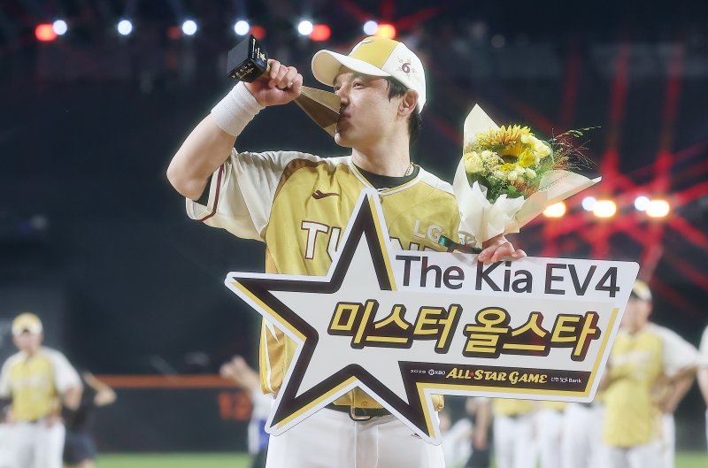 12일 대전 한화생명 볼파크에서 열린 ‘2025 신한 SOL뱅크 KBO 바카라 전략’에서 미스터 올스타에 선정된 LG 박동원이 트로피에 키스를 하고 있다. 2025.7.12/뉴스1 ⓒ News1 김진환 기자