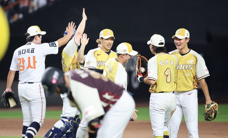 12일 대전 한화생명 볼파크에서 열린 ‘2025 신한 SOL뱅크 KBO 바카라 전략’에서 나눔 올스타 선수들이 8대6 승리 후 세리머니를 하고 있다. 2025.7.12/뉴스1 ⓒ News1 김진환 기자