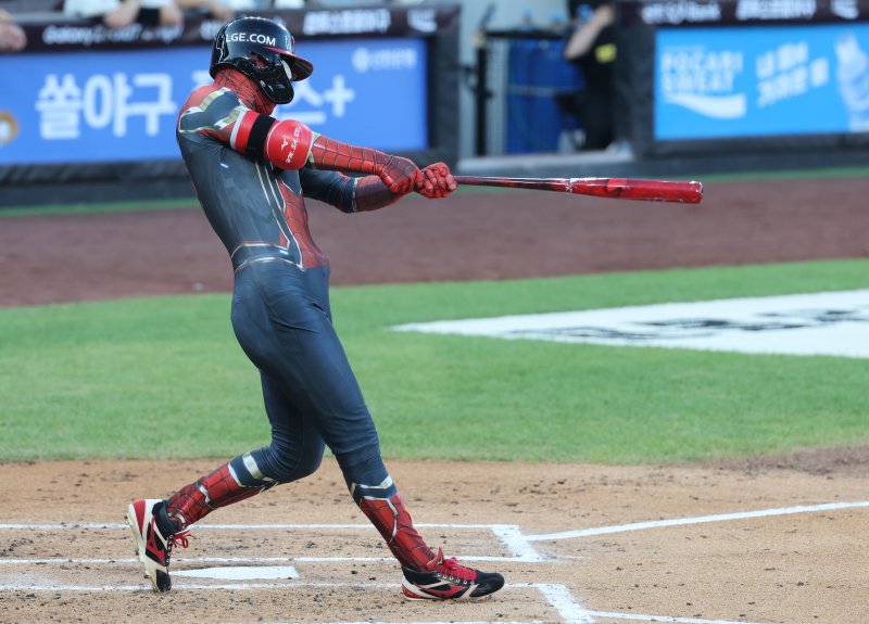 12일 오후 대전 한화생명볼파크바카라 전략 열린 '2025 신한 SOL Bank KBO 올스타전'에서 스파이더맨 복장을 입은 박해민이 타격하고 있다. 2025.7.12/뉴스1 ⓒ News1 김기태 기자