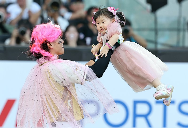 12일 대전 한화생명 볼파크에서 열린 ‘2025 신한 SOL뱅크 KBO 바카라 전략’에서 KIA 박찬호가 딸과 함께 퍼포먼스를 펼치고 있다. 2025.7.12/뉴스1 ⓒ News1 김진환 기자